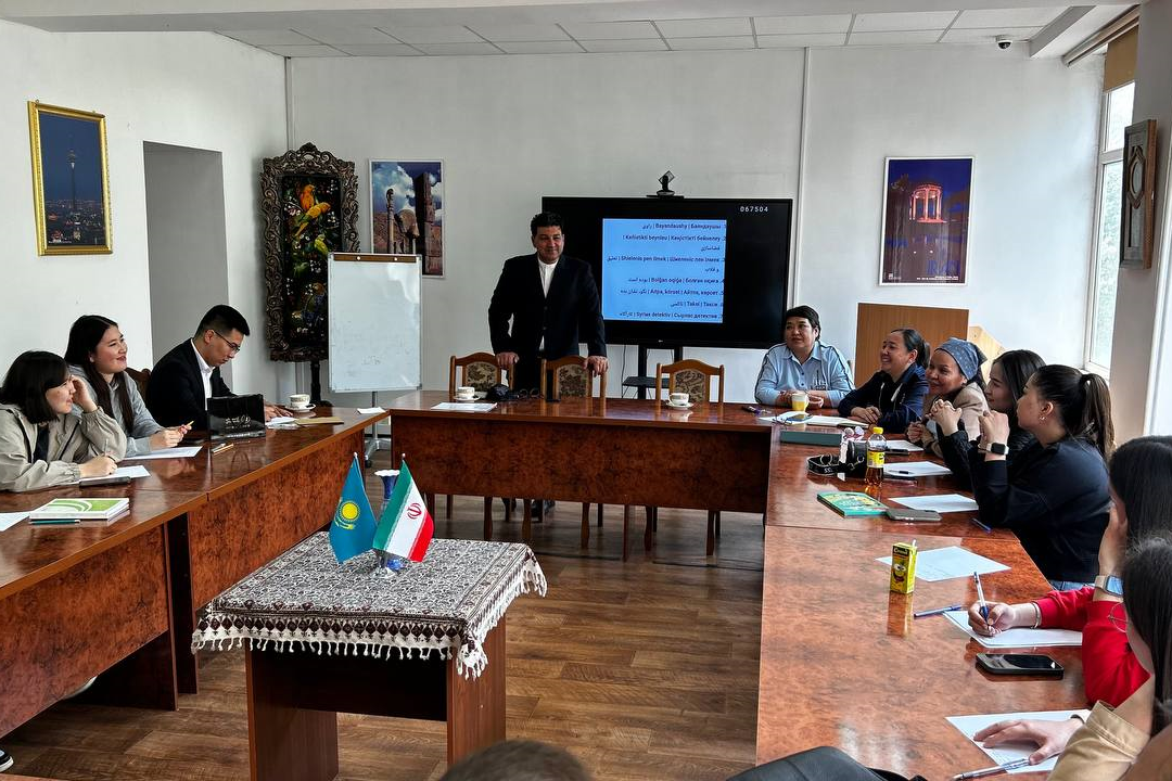 Ирандық жазушы қазақстандық студенттерге әңгіме жазу әдісін үйретті