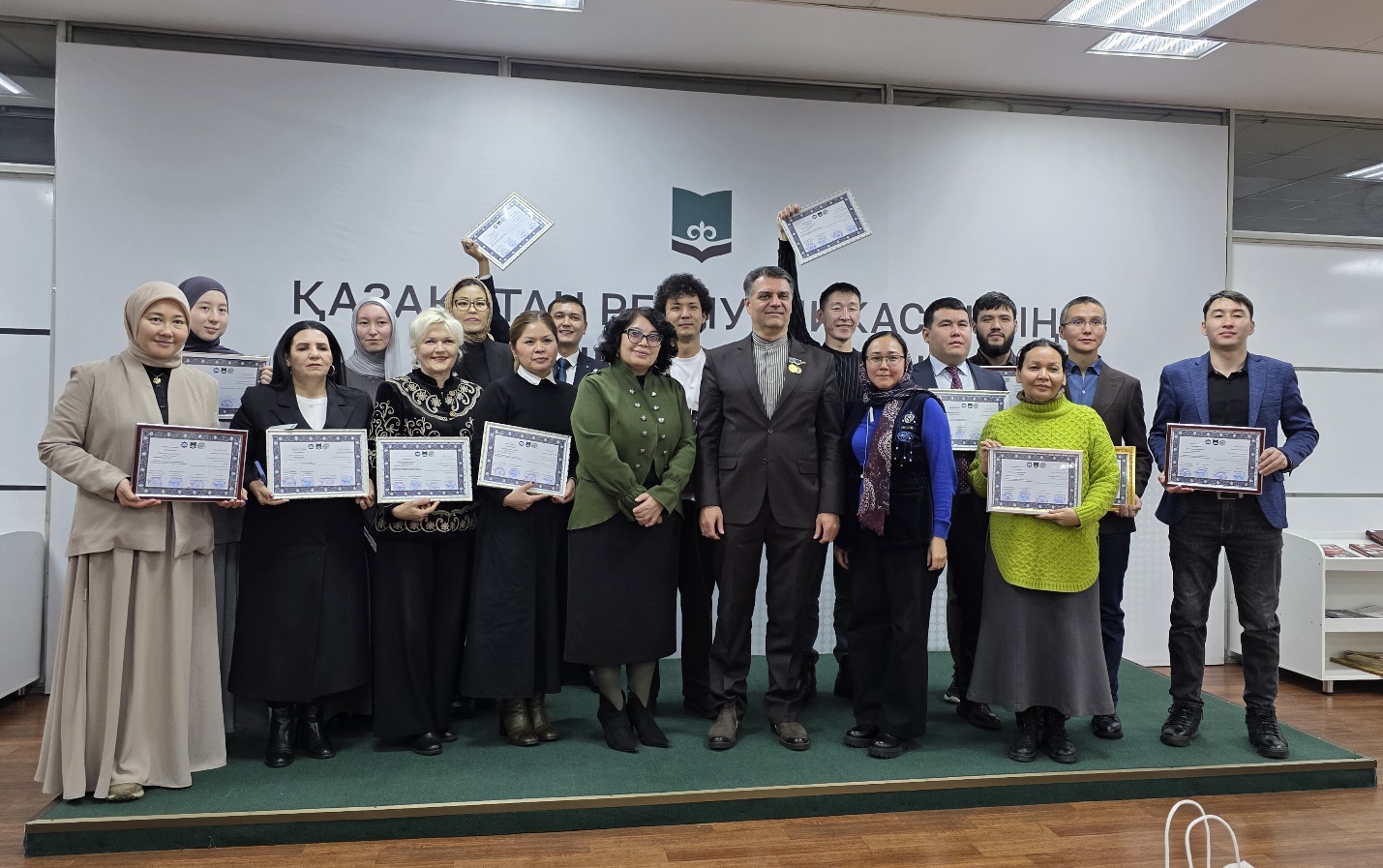 Ұлттық кітапханада парсы тілі курсын аяқтаған оқушыларға сертификат табысталды